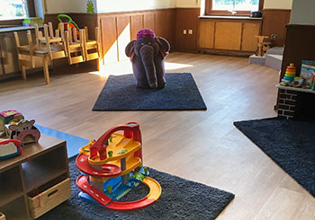 Zimmer mit Spielsachen - in der Mitte des Raumes steht ein dicker Plüschelefant